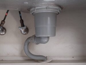 三重キッチン取付け隊　排水トラップの交換　施工前　